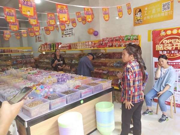 女生適合開的三種店：零食加盟店、甜品店?、鮮花店?