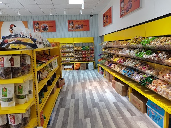 休閑零食店的零食商品進行分類擺放，好處多多！