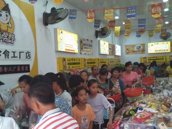 在零食加盟店的經(jīng)營中，不要曲解“把客戶當(dāng)上帝”的意思